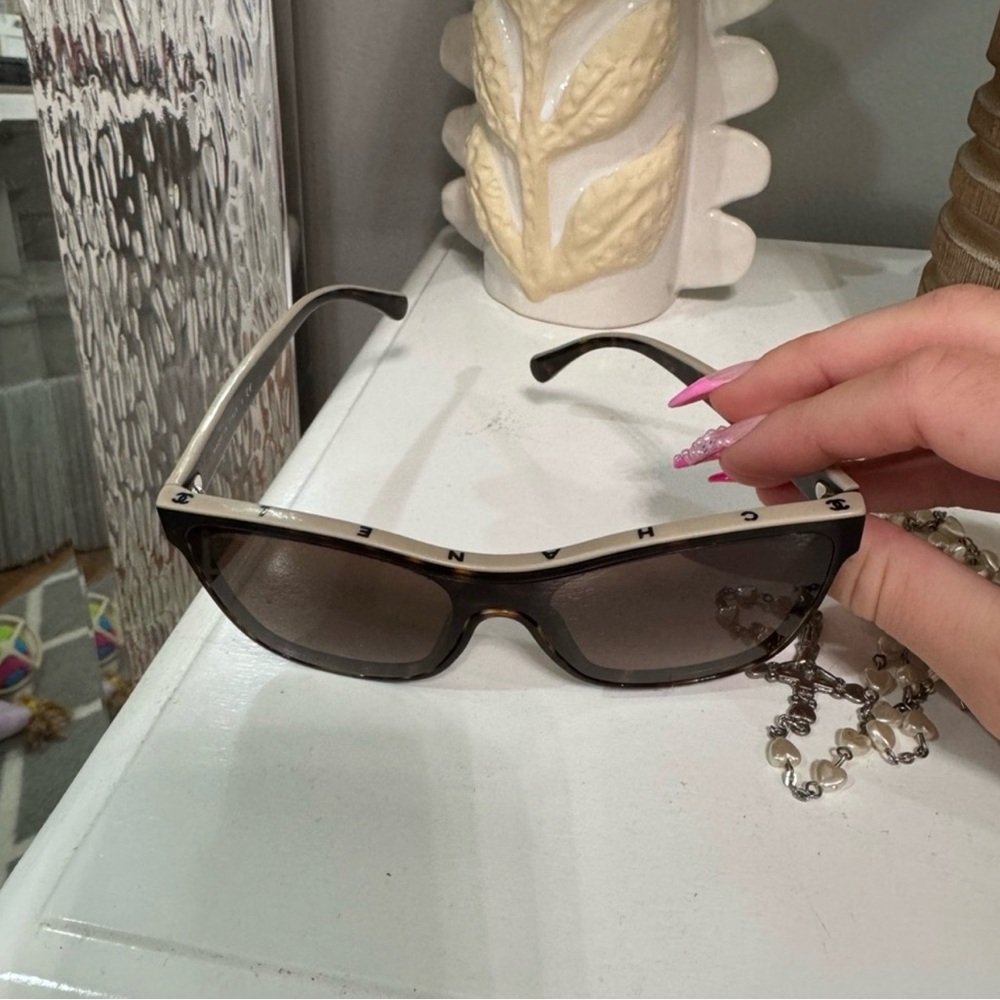 CHANEL Brown Tortoiseshell Women's Sunglasses with Dark Brown Lenses - Picture 7 of 9